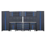 Iso työpiste kaapistoilla ja työpöydällä