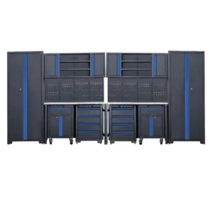 Iso työpiste kaapistoilla ja työpöydällä