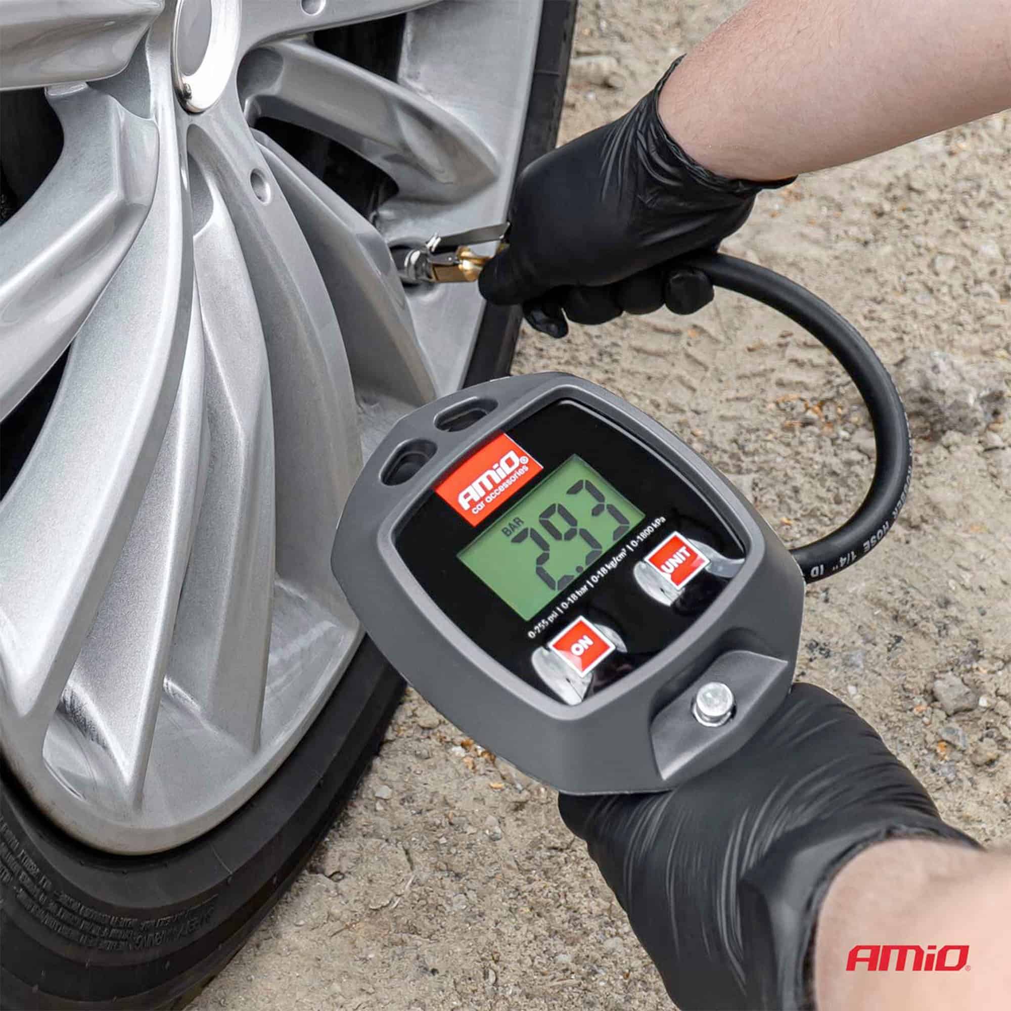 Amio 04482 -rengaspainemittari kytkettynä auton renkaan venttiiliin